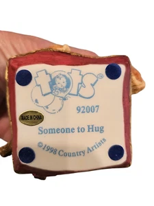 VINTAGE TOTS 92007 Someone to Hug Boy Bear Outfit FIGURINE BY GRAHAM MILLER - Imagen 1 de 5