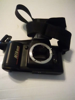 Cámara fotográfica Nikon N4004 35 mm SLR - SE VENDE COMO ESTÁ- piezas o reparación  Foto 1 de 4