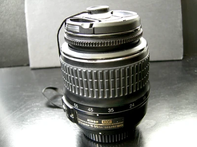 Lente Nikon DX AF-S Nikkor 18-55 mm f/3,5-5,6 G ED LEER F Foto 1 de 4