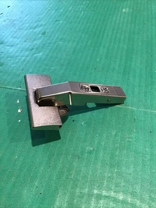 (1) Blum 70.959 Clip cerniera autochiusura superiore senza piastra di montaggio 70.959-01.03 - Foto 1 di 9