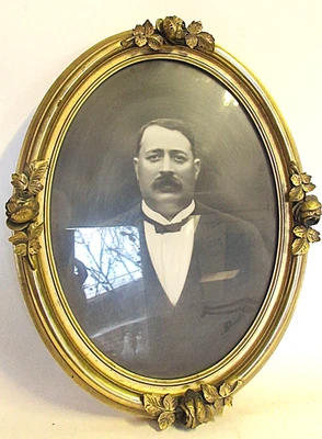 Ancien grand cadre ovale bois doré sculpté décors floraux avec vitre H 48cm - Photo 1/4