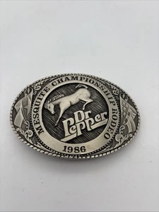 Vintage 1986 Dr Pepper Mesquite Championship Rodeo Gürtelschnalle Limited Edition - Bild 1 von 3