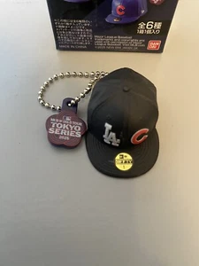 2025 MLB Tokyo Serie Mütze Schlüsselanhänger 59Fifty Dodgers Cubs Gashapon - Bild 1 von 3