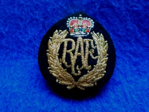 NUEVO 1ª EDICIÓN BANDA DE LA REAL FUERZA AÉREA HILO DORADO TELA TAPA INSIGNIA + FIJACIÓN DE METAL - Imagen 1 de 2