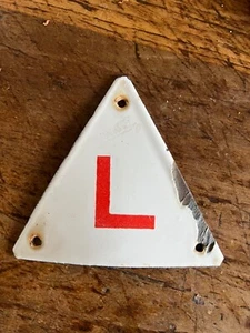 Ein (1) ANTIKES "L" EMAILLE BUCHSTABE 4'' PORZELLANSCHILD tolles Dekor - Bild 1 von 2
