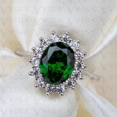 Anillo de compromiso de diamantes y esmeraldas verdes naturales de corte ovalado de 4,45 quilates de oro blanco de 14 quilates Foto 1 de 4