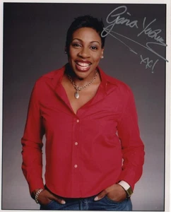 Foto firmada a mano de Gina Yashere - Imagen 1 de 2