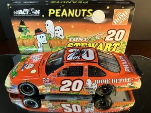 Pontiac GP 2002 autografiado Tony Stewart #20 The Home Depot Peanuts Pumpkin 1:24 - Imagen 1 de 18