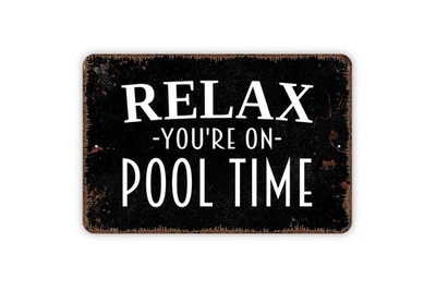 Letrero de pared de metal contemporáneo Relax You're On Pool Time Foto 1 de 4
