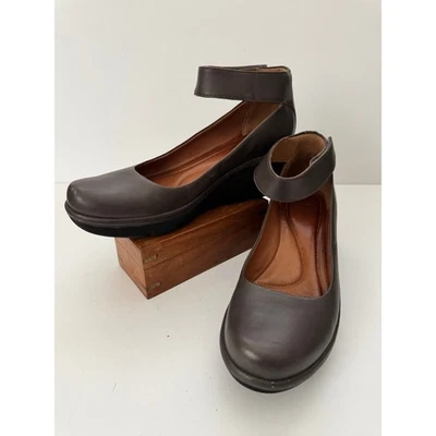 CLARKS Women’s 9 Gray Leather Mary Jane Wedge Shoes Ankle Strap Comfort - Image 1 of 4