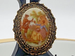 Vintage Brooch Gold Metal Porcelain Courting Couple Hand Painted - Picture 1 of 10