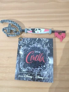 Disney Store Cruella Opening Ceremony Key BNWT 101 Dalmations - Foto 1 di 2
