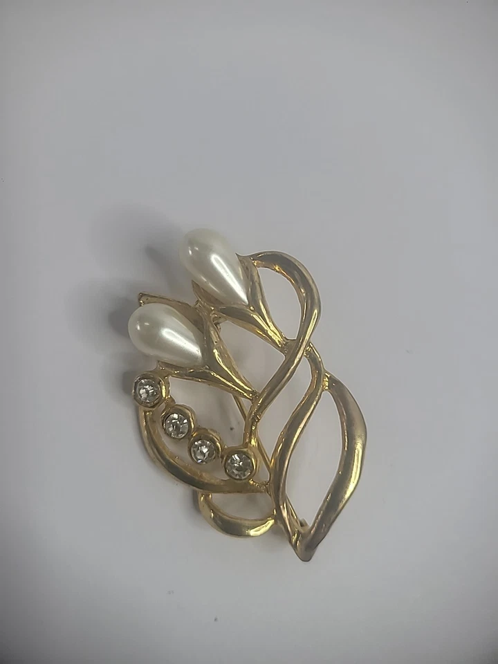 Vintage Gold Tone Brooch Pin White Crystals Treardrop Faux Pearl Jewelry Costume - Image 1 of 4