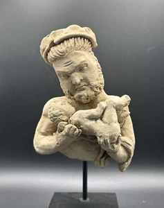 Figura pintada busto de terracota griego antiguo sosteniendo a un bebé alrededor del siglo I - Imagen 1 de 16