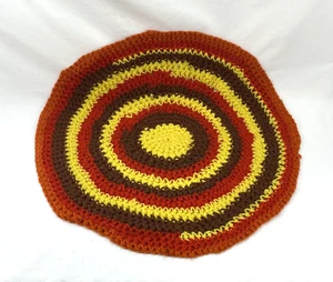 Vintage handgefertigte 1970er 23" gehäkelte Tischdecke rund orange/rot/braun/gelb - Bild 1 von 3