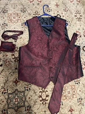 Conjunto Chaleco Formal de Cachemira Vestido Borgoña con Corbata y Corbata para el Cuello. Alberto Cardinali Foto 1 de 4