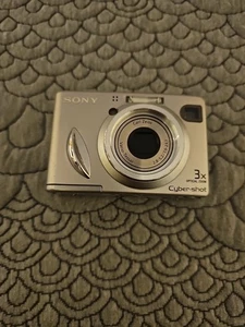 Sony DSC-W5 Cyber-shot 5.1MP 3x Optical Zoom Digital Camera - Picture 1 of 7