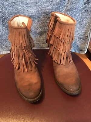 BOTAS DE TORNOZELO FREEBIRD BY STEVEN BELLE MARROM CAMURÇA DESGASTADA FRANJA 6.5 - Imagem 1 de 4