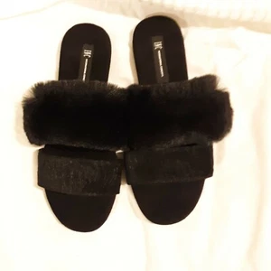 INC Ciabatte da donna in finto marabou nere M 7/8 - Foto 1 di 3