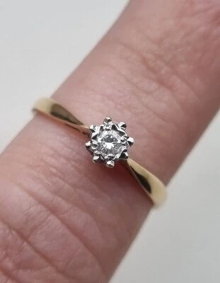 Anillo solitario de diamantes de 0,08 quilates con sello de oro amarillo de 9 quilates 1,6 g O Foto 1 de 4