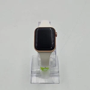 GPS Only Apple Watch SE 1st Gen 40MM Rose Gold Aluminum White Sport Band MYEC2LL - Zdjęcie 1 z 5