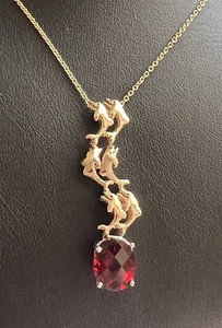 Colgante de granate delfín de corte ovalado natural de oro amarillo de 14 K de 14 K de oro amarillo de 14 K - Imagen 1 de 11
