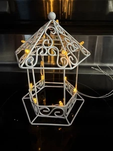 Weihnachtsmann Werkbank beleuchtet weiß Pavillon batteriebetrieben - Bild 1 von 2