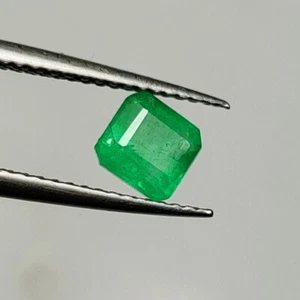 0,85 ct - natürlicher Smaragd guter Glanz grüner Edelstein quadratische Form Sambisch - 4342 - Bild 1 von 2