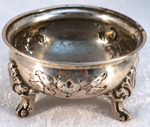 3 Footed Salt Cellar / Bowl Allcock & Allen Silver Early 1800’s. Raised Floral Cover