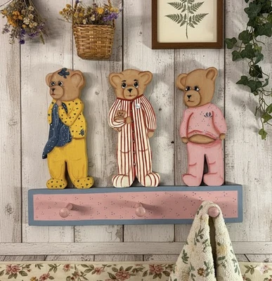 复古木质墙面 3 Peg 铁轨钩杆 3 手绘泰迪熊小屋核心装饰 — 第 1/4 张图片