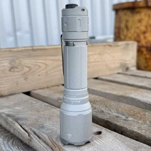 Fenix TK17 – Polizei Taschenlampe mit USB-C Akku 3600 Lumen (Ceramic Khaki) - Bild 1 von 7