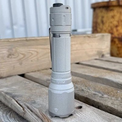 Fenix TK17 – Polizei Taschenlampe mit USB-C Akku 3600 Lumen (Ceramic Khaki) - Bild 1 von 4