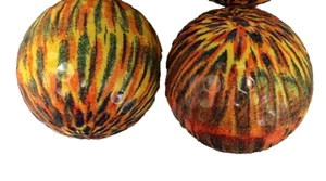 TIE DYED GOLFBÄLLE 2 BÄLLE TOLLES GESCHENK FÜR DEN SPORTFAN - Bild 1 von 1