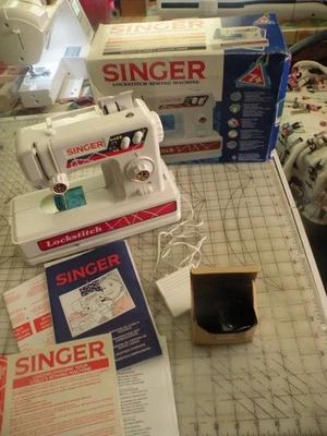 Máquina de coser vintage Singer Lockstitch Toy NIÑO 0617 funciona EN CAJA CON PAPELEO Foto 1 de 4