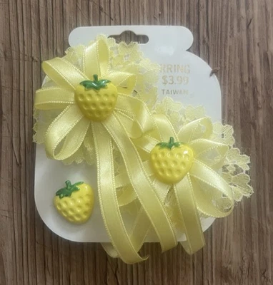 Pinzas para el cabello con pendientes a juego. 2 fresas amarillas y 1 unicornio rosa. Foto 1 de 4