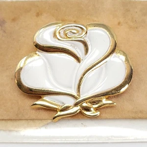 Broche vintage de metal esmaltado flor rosa blanca PIN tono dorado metal tarjeta original - Imagen 1 de 8
