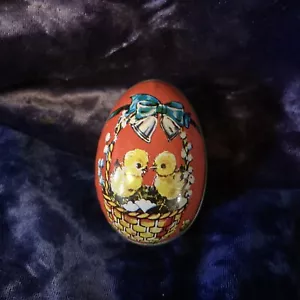 Contenedor de caramelos de Pascua litografía lata de huevos de metal vintage pollitos colonia británica de Hong Kong - Imagen 1 de 3
