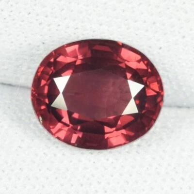 3.82 ct DAZZLING PURPLE PINK RED / NATURAL RHODOLITE GARNET - Oval   See Vdo  FL - Image 1 of 3