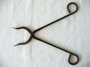 VINTAGE BLACKSMITH HAND FORGED TONGS STEEL FOUNDRY IRON WORK TOOLS - Picture 1 of 6