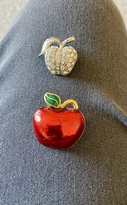 Vintage Apple Brooch Pin Rhinestone & Enamel Unsigned Retro Pins Gorgeous - Picture 1 of 4