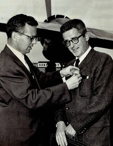 1954 Stampa Foto Fumettista Hank Ketcham riceve il premio Minneapolis Aquatennial - Foto 1 di 2