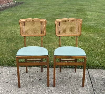 2 sillas plegables de madera con respaldo de bastón Stakmore de mediados de siglo de los años 50 MCM vinilo verde Foto 1 de 4