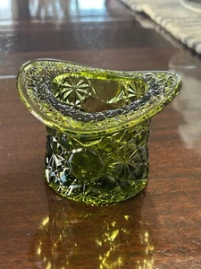 Vintage Fenton Glas groß Avocado grün Glas Gänseblümchen & Knopf Zylinder Hut ca. 3 1/2" - Bild 1 von 7