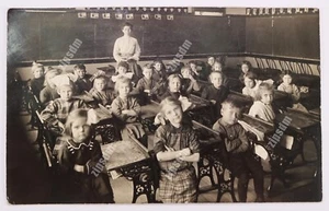 c1910 RPPC Iowa Schulzimmer mit kleinen Kindern in der Klasse mit Lehrer Postkarte - Bild 1 von 2