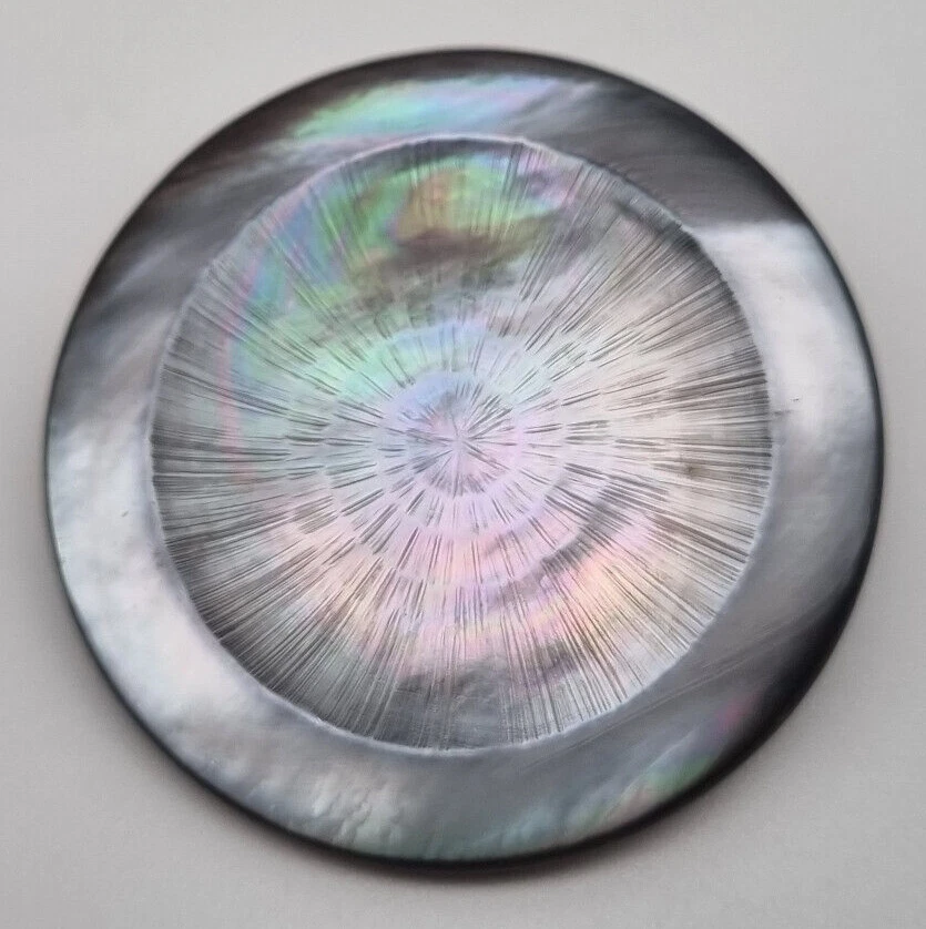 Grauer Perlmutt Ösen-Knopf 23-45 mm Ziseliert / Mother-of-Pearl Button E27 - Bild 1 von 2