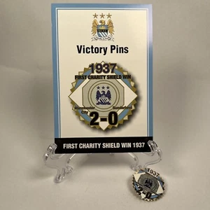 Manchester City MCFC FC Victoria Pins Pin Insignia y Tarjeta 1937 1er Escudo de Caridad Ganar - Imagen 1 de 4