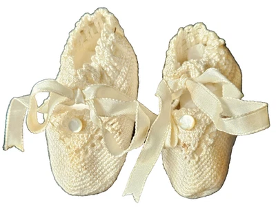 Botines de bebé antiguos de ganchillo-1900-1920 zapatos de muñeca crudo/botón de perla-cinta de satén Foto 1 de 3