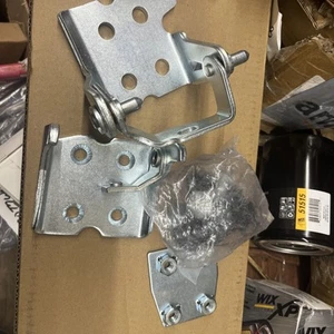Bisagra de puerta delantera del lado del conductor Dorman 924-110 Select Cadillac / Chevrolet / GMC - Imagen 1 de 2