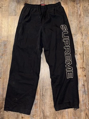 Спортивные штаны Supreme FW25 с надписью вышитые рипстоп размер Small черные ношенные один раз - Изображение 1 из 4