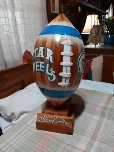 "Fútbol americano de madera Carolina del Norte 13"" de alto con soporte - Tacón de Tara - Hecho a mano"  - Imagen 1 de 11
